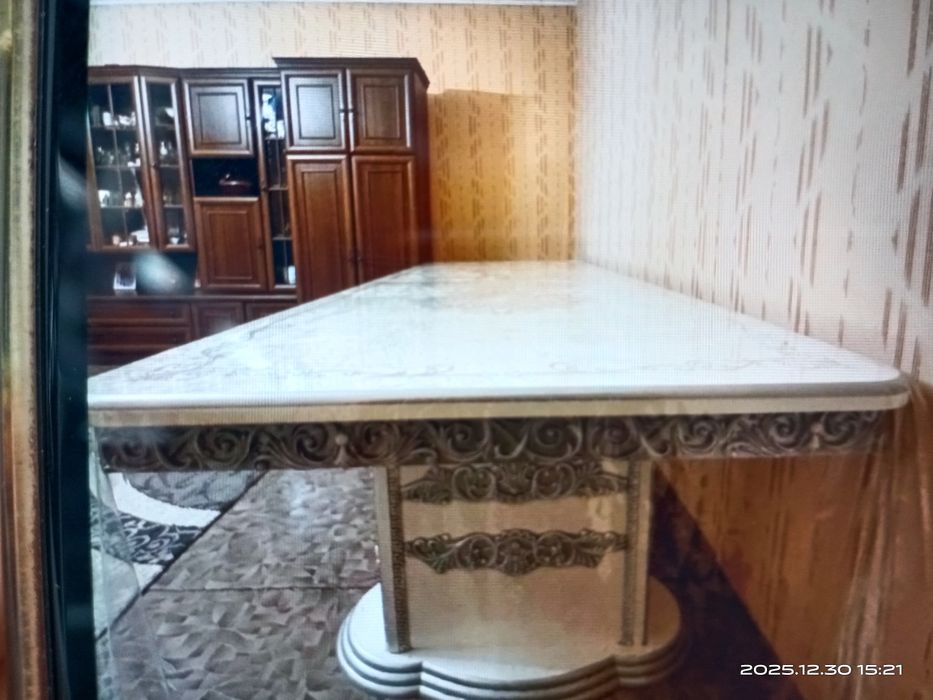 Продается стол из массива дерева