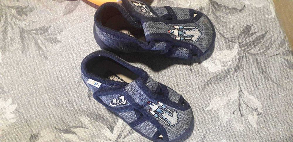 Пантофи 21 номер и маратонки Lonsdale 21,5 номер