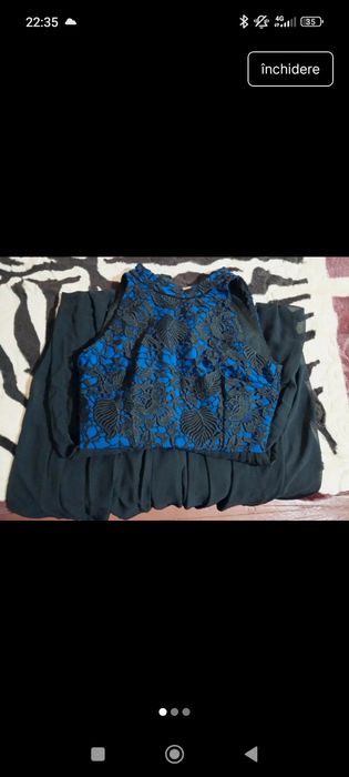 Este o rochiță lucrata