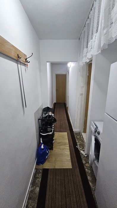Închiriez o camera într-un apartament cu 2 camere