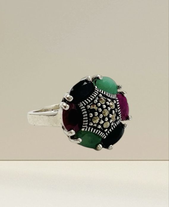 Сребърен пръстен със полускъпоценни камани