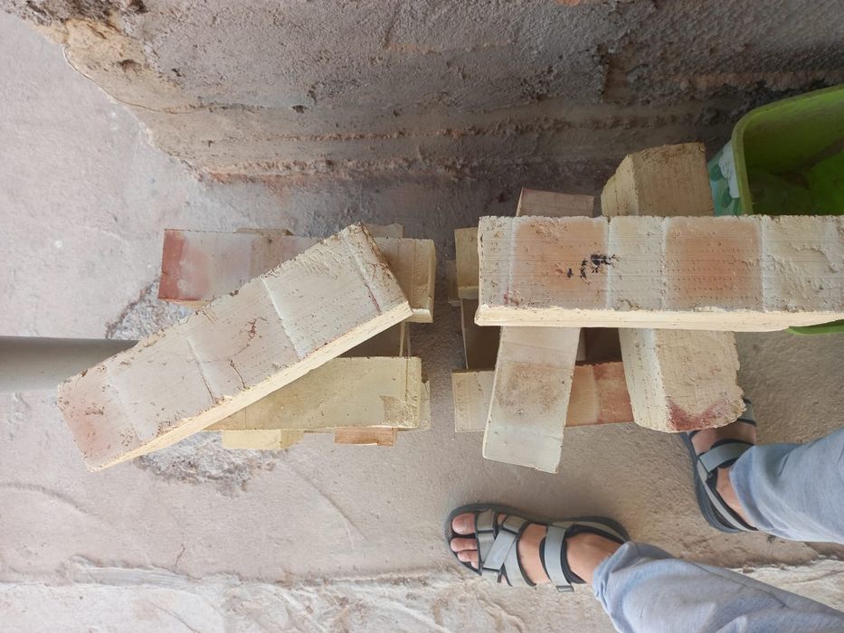 Красный женный кирпич