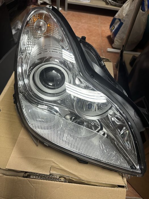 Mercedes Cls w219 facelift ЧИСТО НОВ ОРИГИНАЛЕН Xenon десен фар
