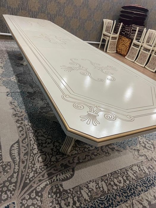 Стол и стулья для гостиной