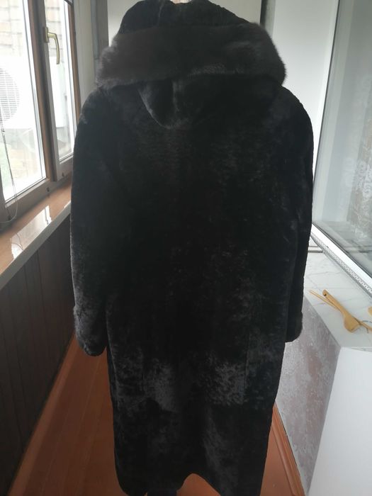 Продам мутоновую шубу с капюшоном