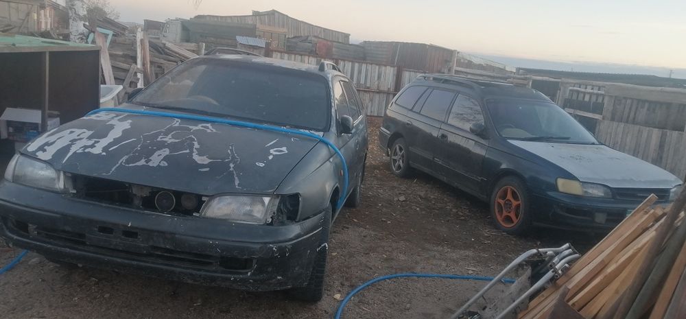 Две тойоты калдины и запчасти