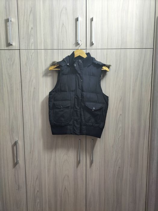 Vând vesta neagra
