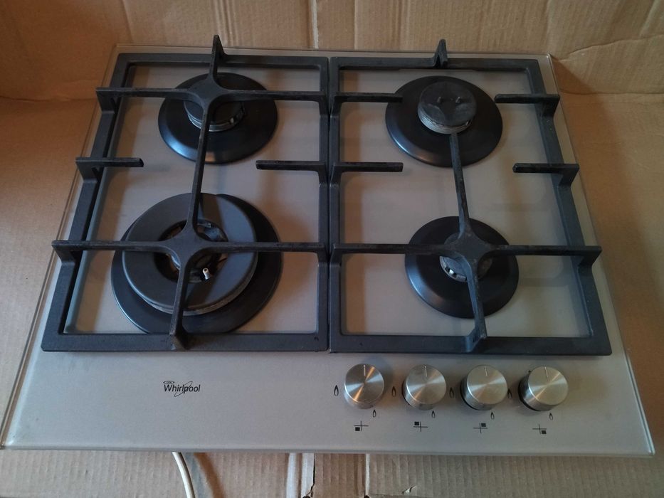 Plita incorporabila din ceramica pe gaz Whirlpool al șaselea simț model deosebit și modern se încadrează perfect în blatul de bucătărie și în mobila