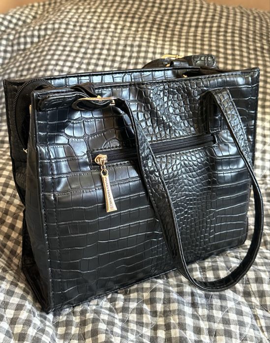 Две женские сумки, цена указана за две.