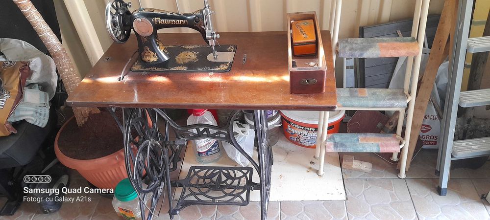 Masina de cusut veche, functionala, Naumann