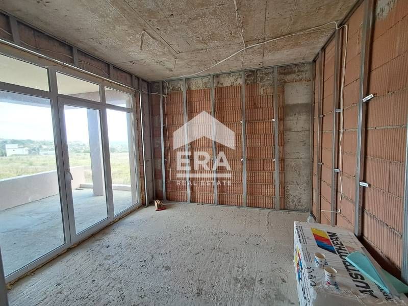 Двуетажна новострояща се къща за продажба, с 4 спални и голяма дневна,