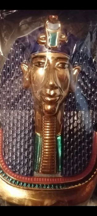 farfurie 3D cu Faraonul Akhenaten tatal lui Tutankhamon pictata cu aur
