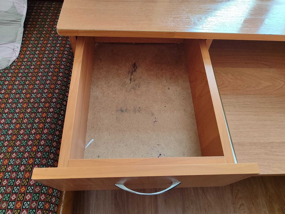 Деревянный стол.