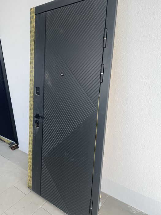 Входная железная дверь