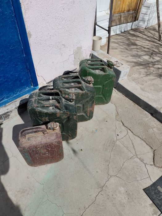 Канистры 20 литровые и 10 л.