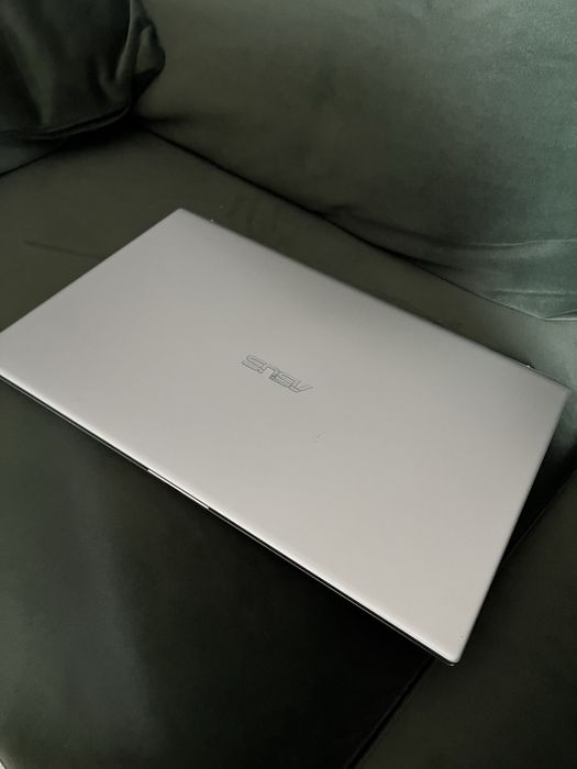 Asus Vivobook с най-големия екран като нов