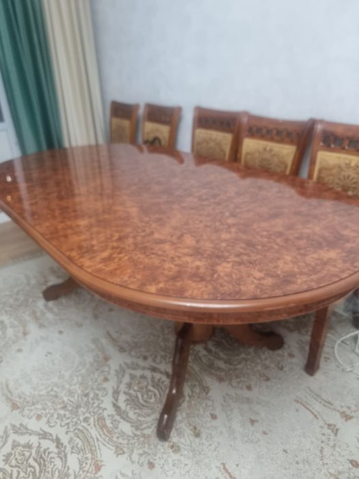 Продам полированный стол со стульями