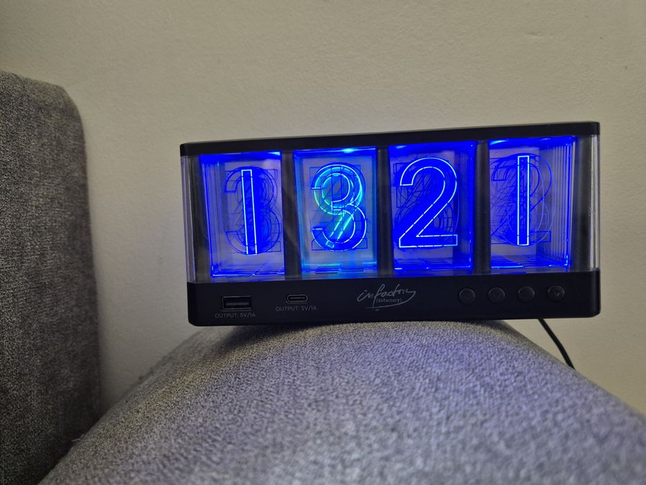 Ceas cu USB si USB C  RGB cu apucaturi de stroboscop.