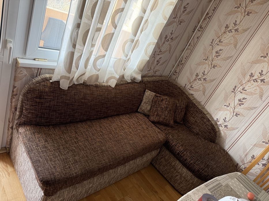 Кухня с някои уреди, канапе, маса и столове