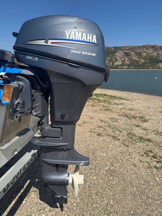 Продава се моторна лодка с колесар