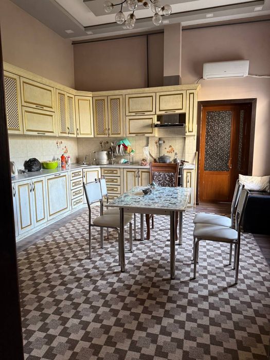 Эски шахар 50 йиллик светофор енида.