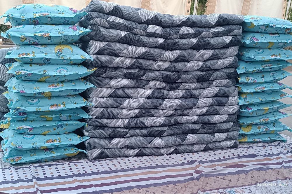 Matraslar va koʻrpa, yosti, pastelar.