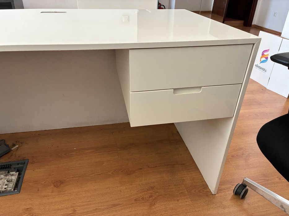 Бяло бюро със шкафчета