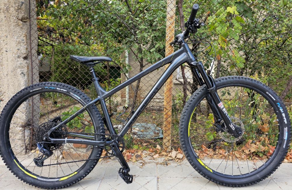 Боен Твърдак велосипед 29 цола Saracen Zenith Elite  Проходни оси  1х11 Sram GX Rockshox 35 Dropper post
