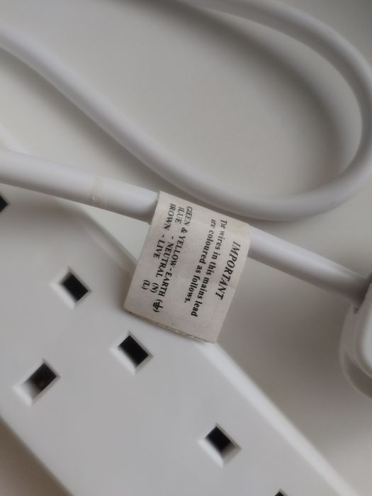 Удлин-итель для британских вило-к на 4 розет-ки.