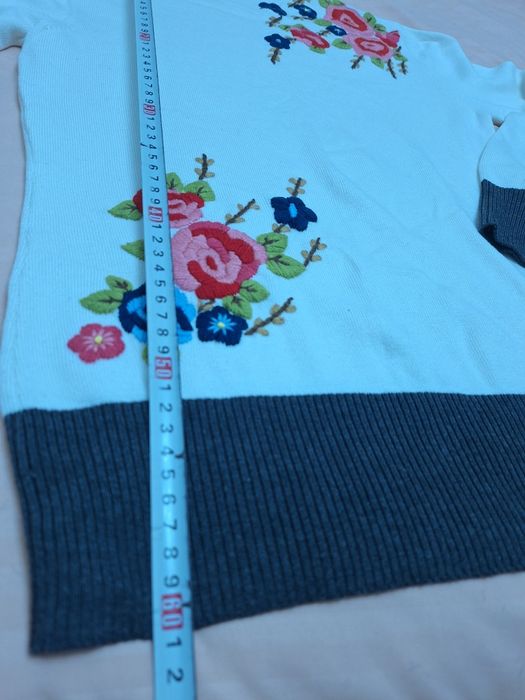 Pulover alb cu flori crosetate S/M