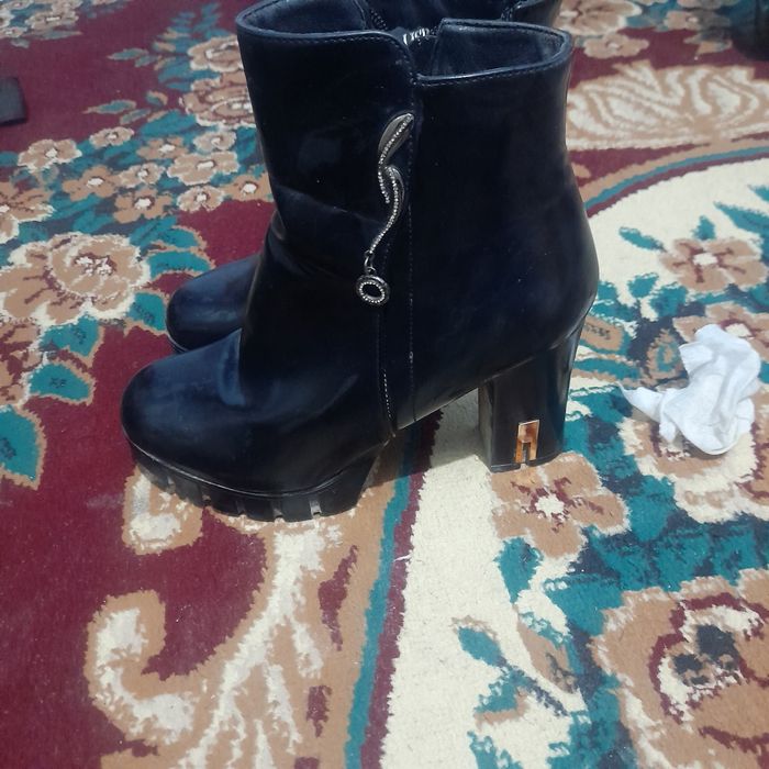 sapoqlar sotiladi kop giyilmagan toza baxosi ikkisi 450 ming