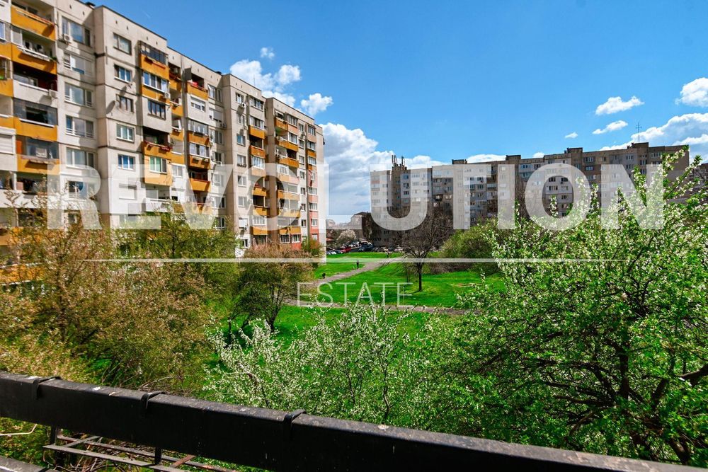 Двустаен апартамент в ж.к. Люлин 9