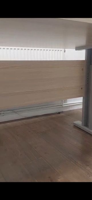 Vand masa crem solida cu regaj inaltime structura fier 150x80 cm aproape noua folosita 5 luni birou mobila dulap casa iasi centru ofer transport
