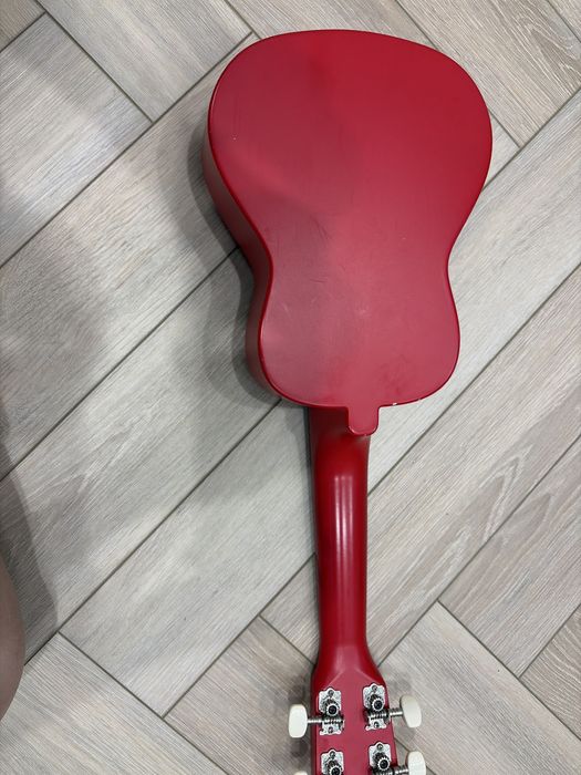 Продам красный укулеле б/у