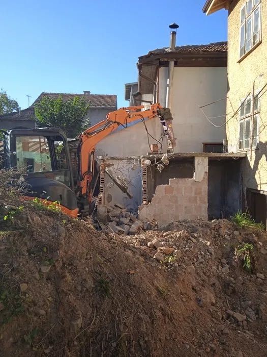 Изкопи с Мини Багер