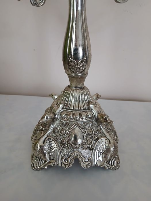 Sfeșnic din metal argintat.