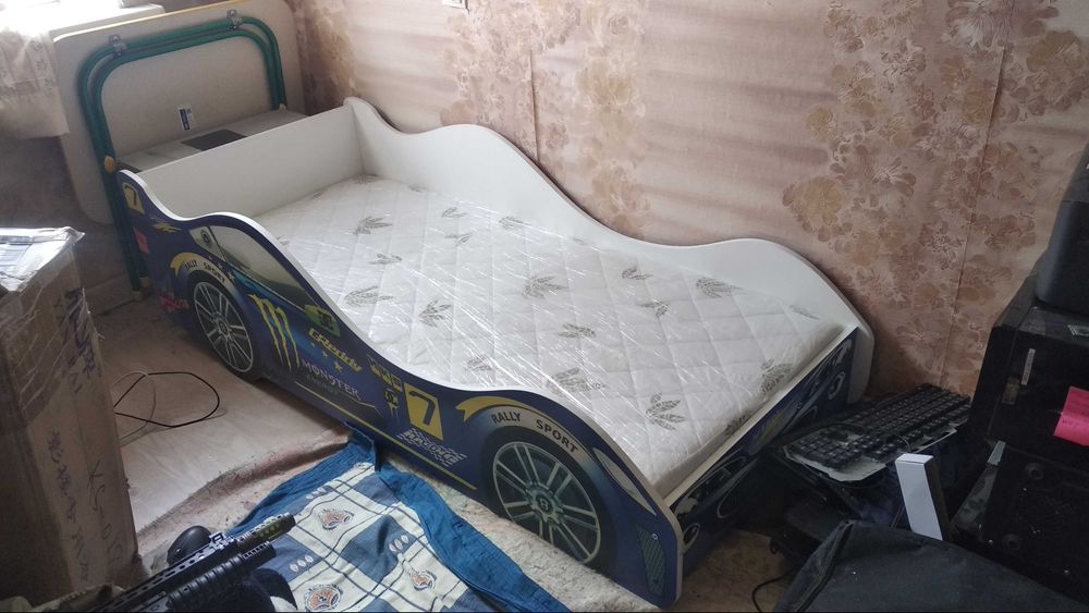 Детская кровать-машинка