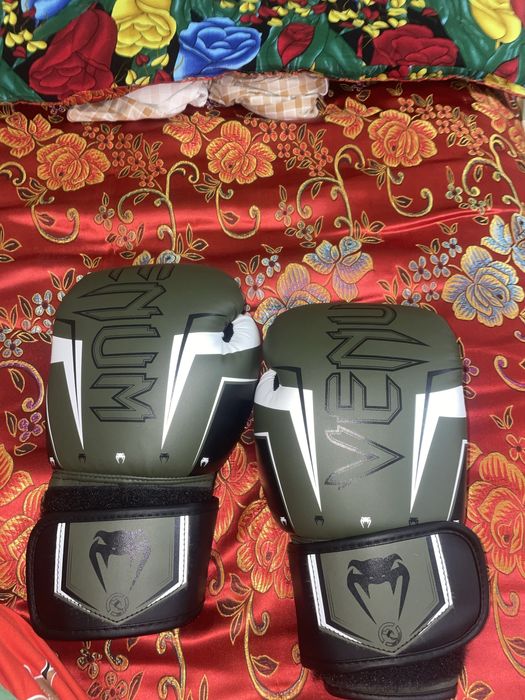 Перчатки для бокса почти новые