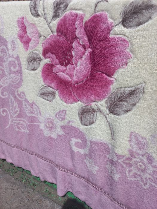 Покрывало и пуховое одеяло продам