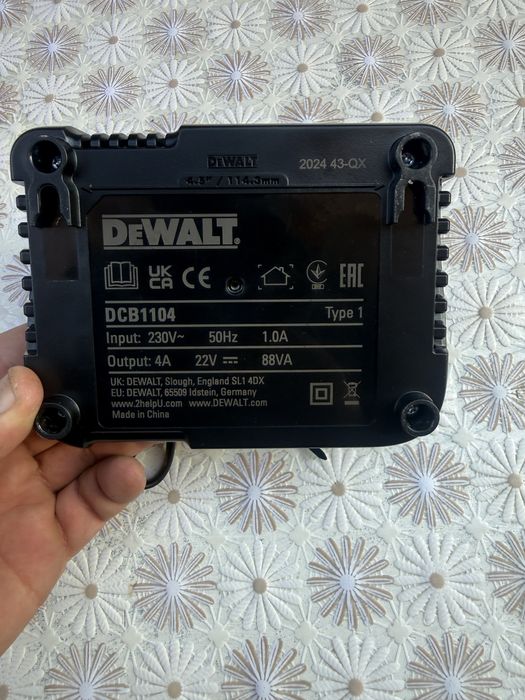 Зарядно устройство DeWALT