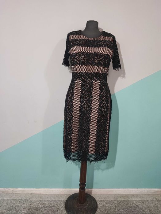 Красива елегантна рокля до колената