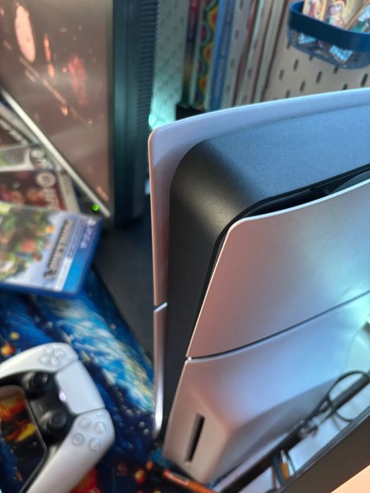 Плейстешън 5 с два джойстика и шест з игри