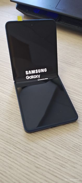 Samsung Z Flip 7 cu 512 Gb stocare