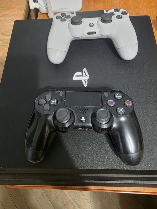Vând play station 4