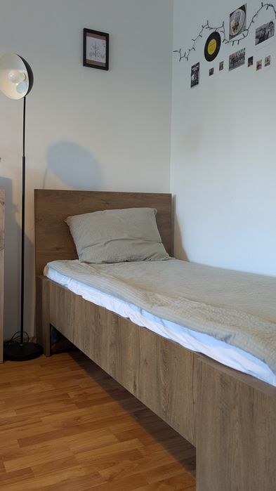 Vând pat + saltea (90x200cm, stejar sălbatic)