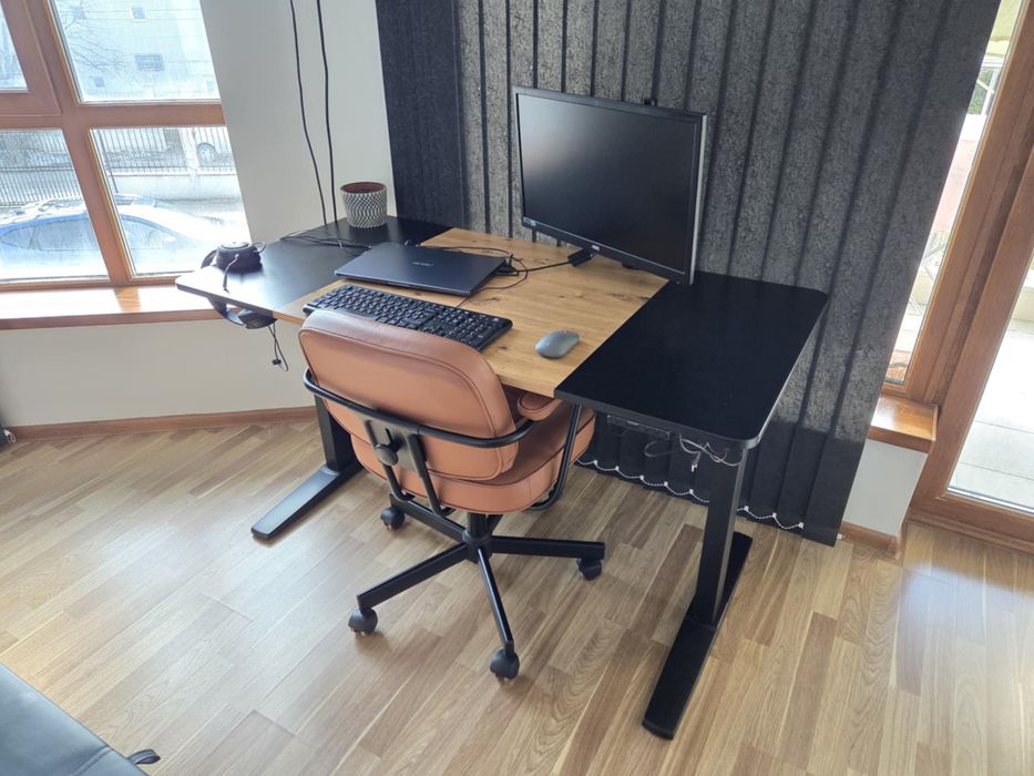 Бюро с регулируема височина