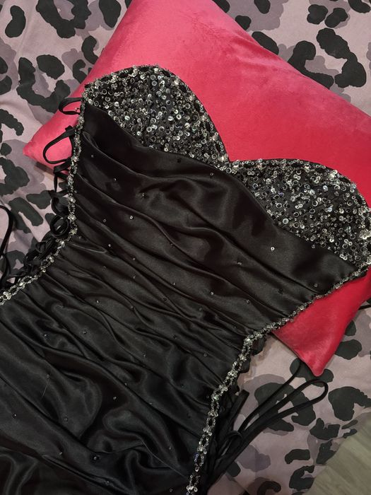 Черна бална рокля