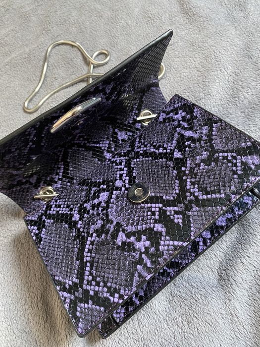 Сумка маленькая фиолетовая.