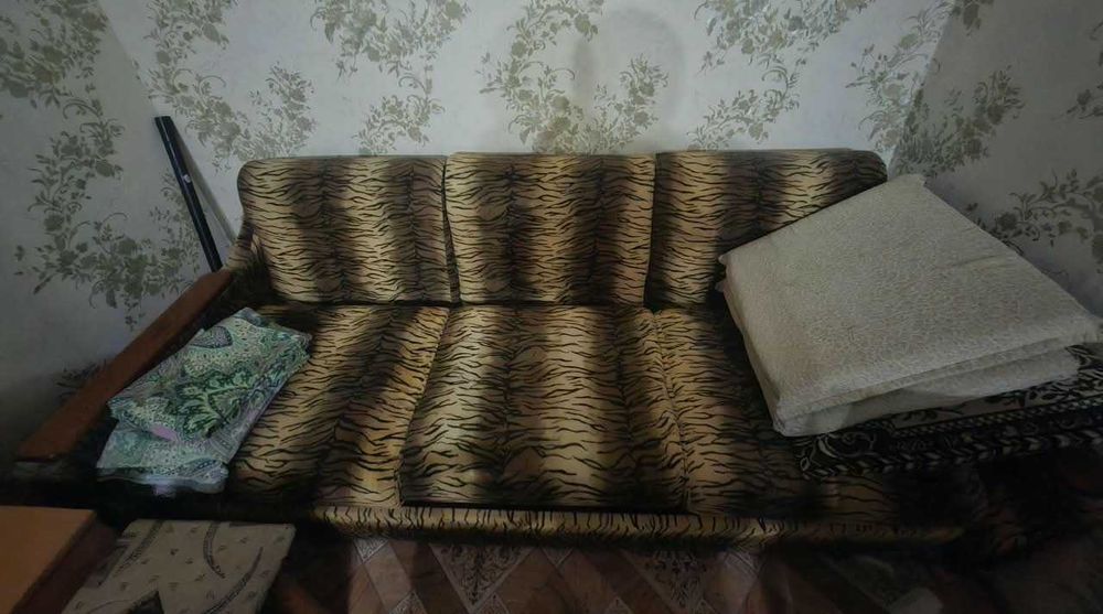 Отдам диван книжку