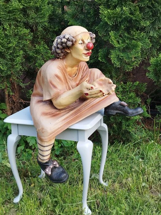 Jun Asilo,Колекционерска фигура на просещ клоун
